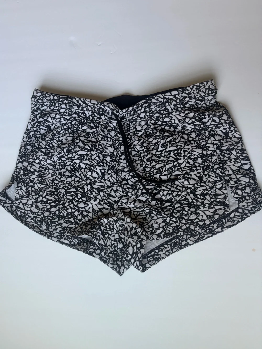 Lululemon Black White Abstract Print Performance Shorts Women's Size 6
